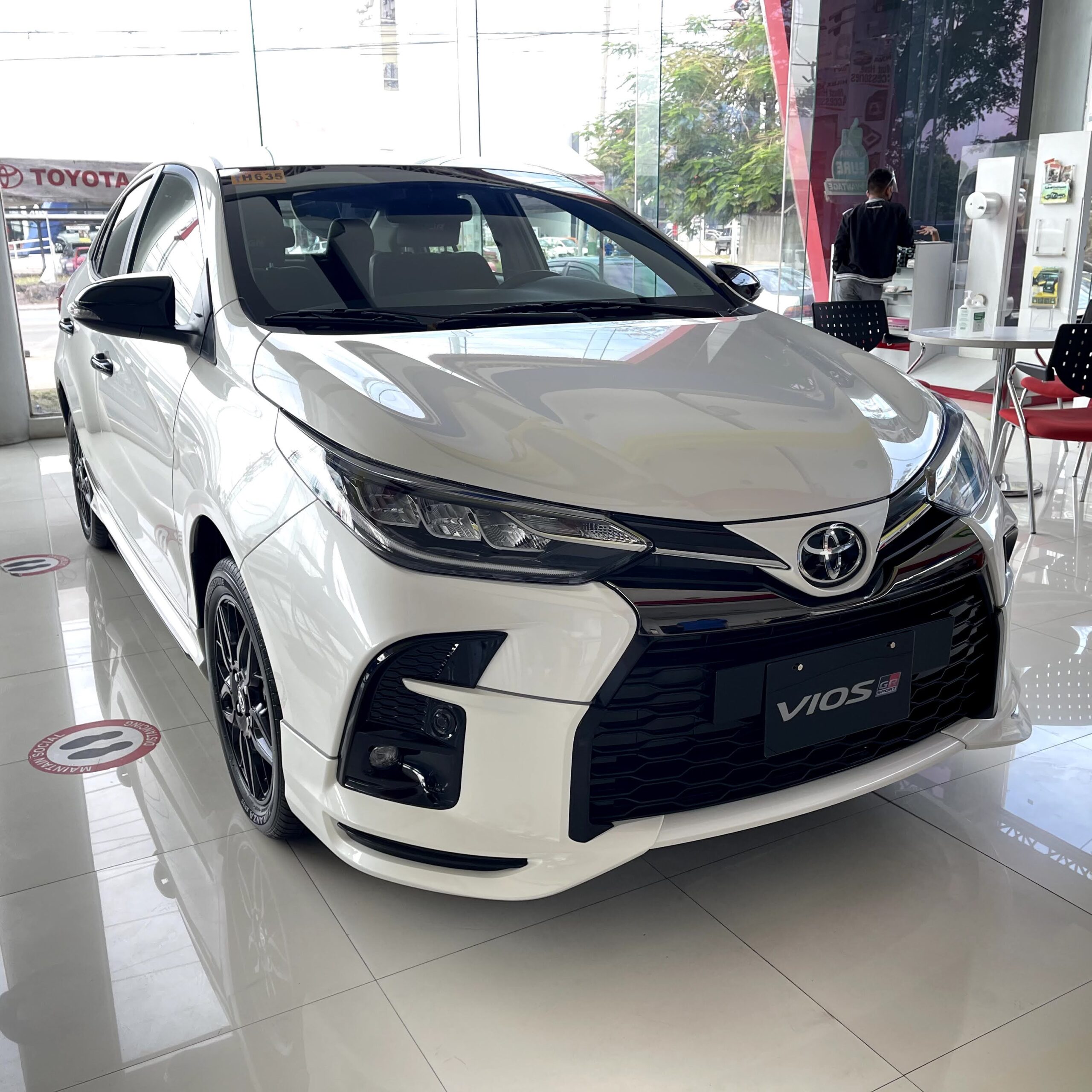 Toyota Vios 1.5 GRS - White Pearl